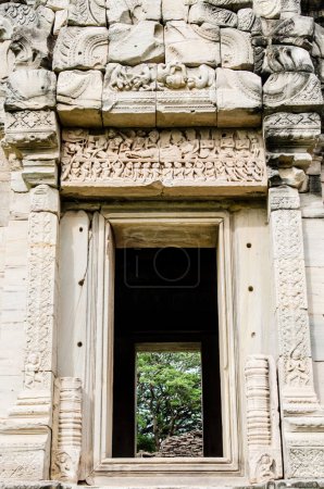 Téléchargez les photos : Cadre de porte au parc historique de Phimai, Thaïlande. - en image libre de droit
