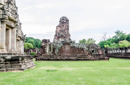 Téléchargez les photos : Vieille pagode au parc historique de Phimai, Thaïlande. - en image libre de droit