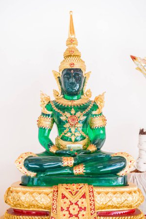 Téléchargez les photos : Le Bouddha émeraude sur le mur blanc, Thaïlande. - en image libre de droit