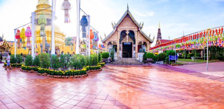 Foto de LAMPHUN, TAILANDIA - 28 de octubre de 2020: Panorama de Phra That Hariphunchai Pagoda con Hermosa Linterna en el Festival de Linterna de Lamphun, Provincia de Lamphun. - Imagen libre de derechos