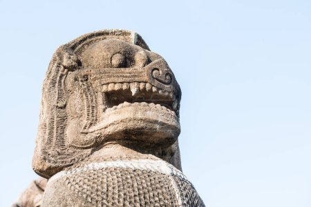 Téléchargez les photos : Ancienne statue de lion en grès au parc historique de Phimai, Thaïlande - en image libre de droit