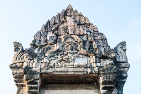 Téléchargez les photos : Travaux de sculpture au-dessus du cadre de porte au parc historique de Phimai, Thaïlande - en image libre de droit