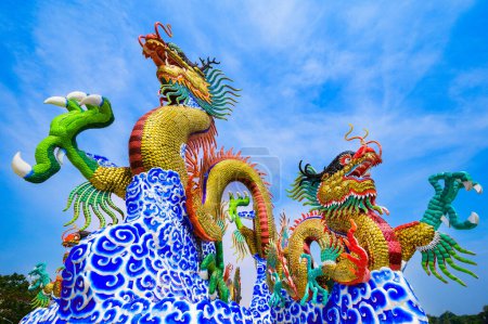 Téléchargez les photos : Statue de dragon d'or avec ciel bleu, province de Nakhon Sawan. - en image libre de droit