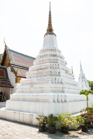 Foto de Pagoda y hermosa iglesia en Phra Phutthabat templo, Tailandia - Imagen libre de derechos