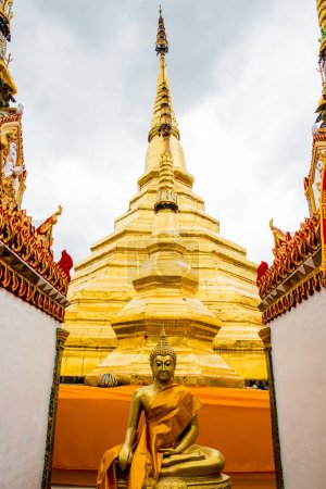 Foto de Antigua pagoda con estatua de buda de Phra Borom Thad Bantak templo, Tailandia - Imagen libre de derechos