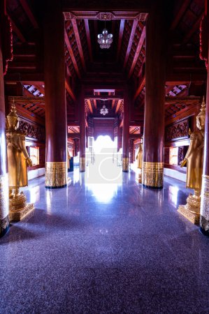 Téléchargez les photos : Lanna style building with sun light at Ban Den temple, Chiang Mai province. - en image libre de droit