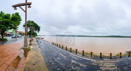 Foto de CHIANG RAI, TAILANDIA - 18 de julio de 2020: Vista panorámica del río Mekong en el distrito de Chiang Saen, provincia de Chiang Rai. - Imagen libre de derechos