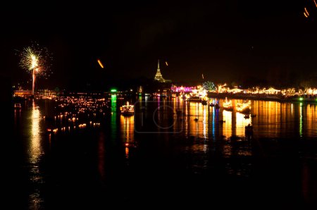 Téléchargez les photos : Feux d'artifice et temple dans la scène de nuit à la rivière Bangpakong, Chachoengsao province, Thaïlande, - en image libre de droit
