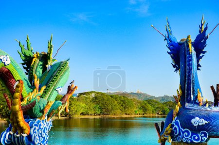 Téléchargez les photos : Statue de dragon vert et statue de dragon bleu avec vue sur le lac à la province de Nakhon Sawan, Thaïlande. - en image libre de droit