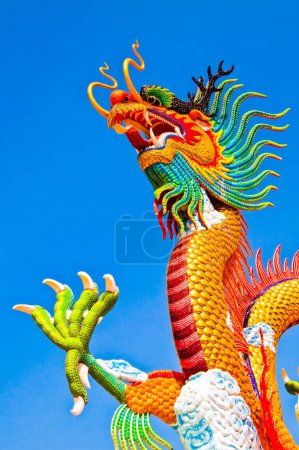 Foto de Colorida estatua de dragón con cielo azul en el parque público, Tailandia. - Imagen libre de derechos