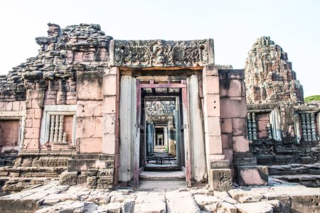 Téléchargez les photos : Cadre de porte avec statue de Bouddha au parc historique de Phimai, Thaïlande - en image libre de droit