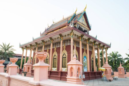 Téléchargez les photos : Église de style thaïlandais au temple Kaeo Phichit, province de Prachin Buri, Thaïlande - en image libre de droit