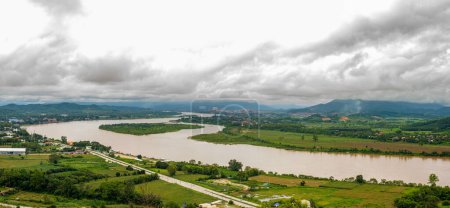 Foto de Vista panorámica del río Mekong en el distrito de Chiang Saen, provincia de Chiang Rai. - Imagen libre de derechos