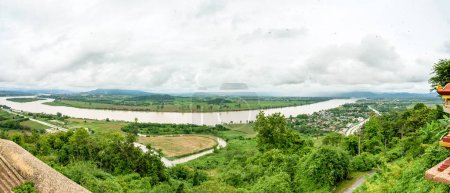 Foto de Panorama Vista del río Mekong en el punto de vista Wat Phrathat Pha Ngao, provincia de Chiang Rai. - Imagen libre de derechos