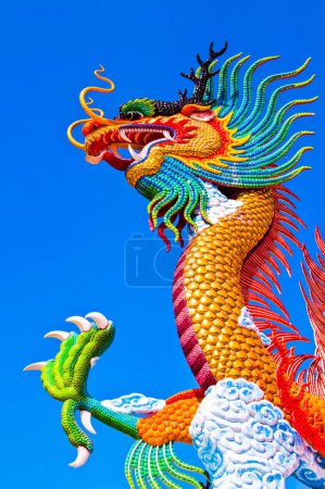 Foto de Imagen de la cabeza de colorida estatua de dragón con cielo azul en el parque público, Tailandia. - Imagen libre de derechos
