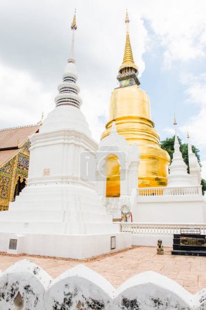 Pagoda o Chedi en el Templo Suan Dok, Tailandia