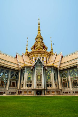 Magnifique sanctuaire bouddhiste dans la province de Nakhon Ratchasima, Thaïlande