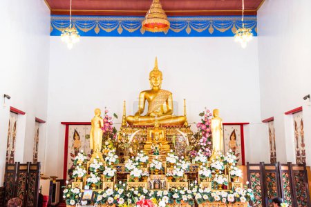 Goldene Buddha-Statue oder Luang Phor Sri Sawan in der Provinz Nakhonsawan, Thailand.