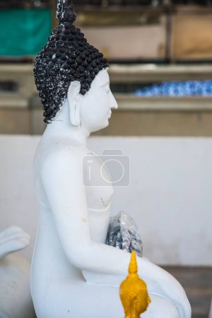 Estatua de buda blanca en la provincia de Nakhonsawan, Tailandia.