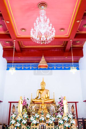 Goldene Buddha-Statue oder Luang Phor Sri Sawan in der Provinz Nakhonsawan, Thailand.