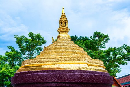Khao Pra Sumen modelo en Phra que Hariphunchai templo, Tailandia.