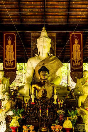 Thai Lanna Buddha im Pha Lat Tempel, Thailand.