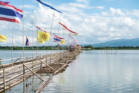 El puente de bambú en el lago Kwan Phayao, provincia de Phayao.