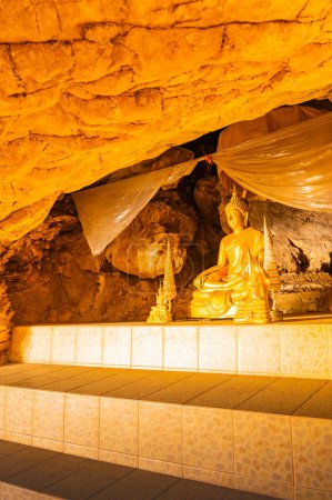 Téléchargez les photos : Phra Sabai cave with golden Buddha in Lampang province, Thailand. - en image libre de droit