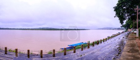 Foto de Panorama View of Mekong River in Chiang Saen District, Chiang Rai Province. - Imagen libre de derechos