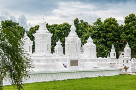 Antigua Pagoda o Chedi Antiguo en el Templo Suan Dok, Tailandia