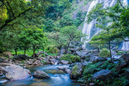 Cascada de Klonglan en el parque nacional, Tailandia.