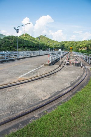 Schienenweg auf dem Mae Ping Ton Lang Damm, Thailand.