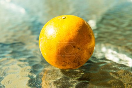 Une orange sur la table en verre, Thaïlande