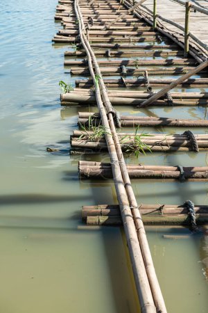 Apoyo al puente de bambú en el lago Kwan Phayao, provincia de Phayao.