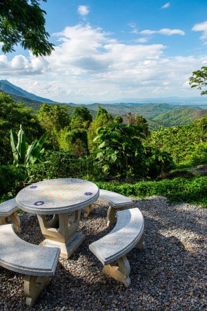 La mesa con vista a la montaña, Tailandia.
