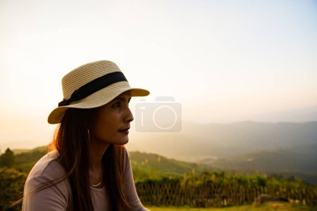 Eine Touristin mit dem Aussichtspunkt Doi Chang Mup in der Provinz Chiang Rai, Provinz Chiang Rai.