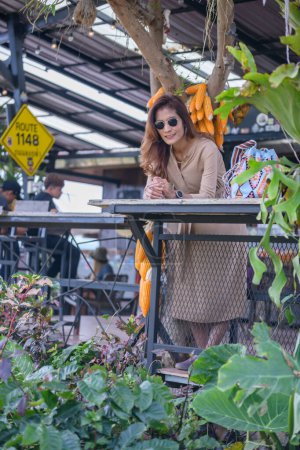 Asiatin im Café am Aussichtspunkt Phu Langka, Provinz Phayao.