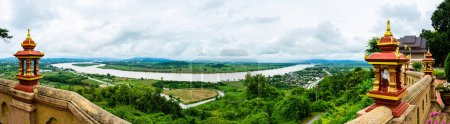 Foto de Panorama Vista del río Mekong en el punto de vista Wat Phrathat Pha Ngao, provincia de Chiang Rai. - Imagen libre de derechos