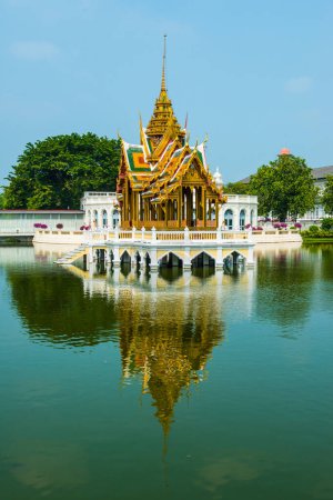 Foto de Pabellón Aisawan Dhiphya Asana con reflexión en el Palacio Real Bang Pa-In en la provincia de Ayuthaya, Tailandia. - Imagen libre de derechos