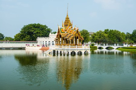 Foto de El Phra Thinang Aisawan Thiphya-Art Pavilion en el Bang Pa-In Palace, Tailandia. - Imagen libre de derechos