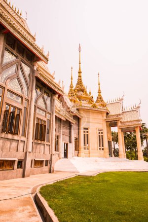 Schönes buddhistisches Heiligtum in der Provinz Nakhon Ratchasima, Thailand