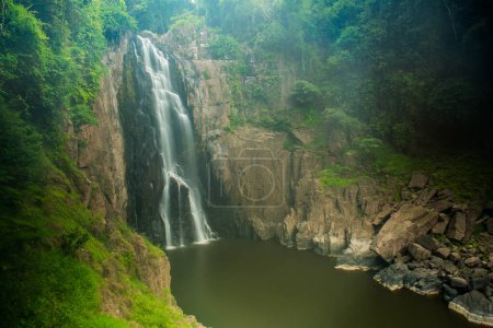 Cascada Haew Narok en el parque nacional, Tailandia.