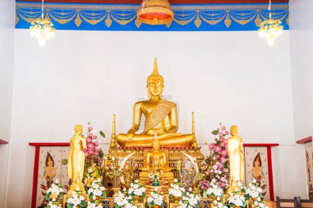 Estatua de Buda de Oro o Luang Phor Sri Sawan en la provincia de Nakhonsawan, Tailandia.