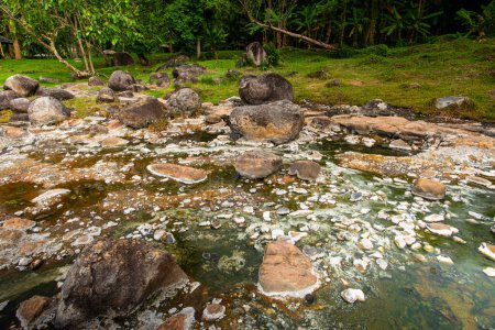 Heißes Wasser fließt in Chae Son heißen Frühling, Thailand.