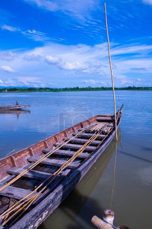 Barco nativo tailandés en el lago Kwan Phayao, Tailandia.