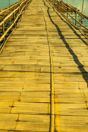 El puente de bambú en el lago Kwan Phayao, provincia de Phayao.