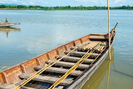 Barco nativo tailandés en el lago Kwan Phayao, Tailandia.