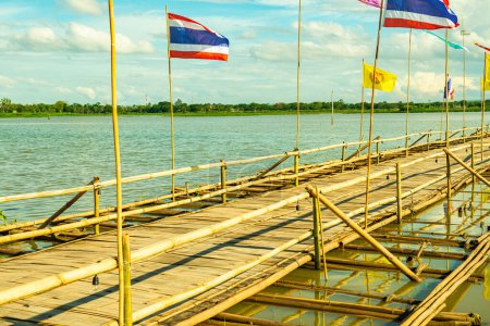 Le pont en bambou dans le lac Kwan Phayao, province de Phayao.