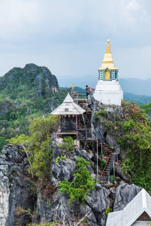 Pagode sur la montagne à Chalermprakiat Prachomklao Rachanusorn temple, Thaïlande