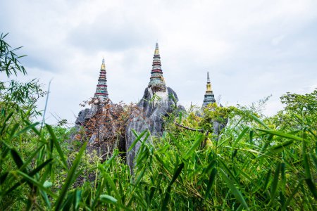 Pagoda en la montaña en Chalermprakiat templo de Prachomklao Rachanusorn, Tailandia